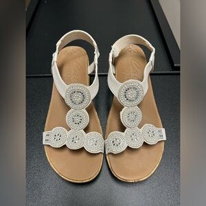 Cali from Skechers luxe foam size 8 women’s wedge sandals, silver& pearl accent